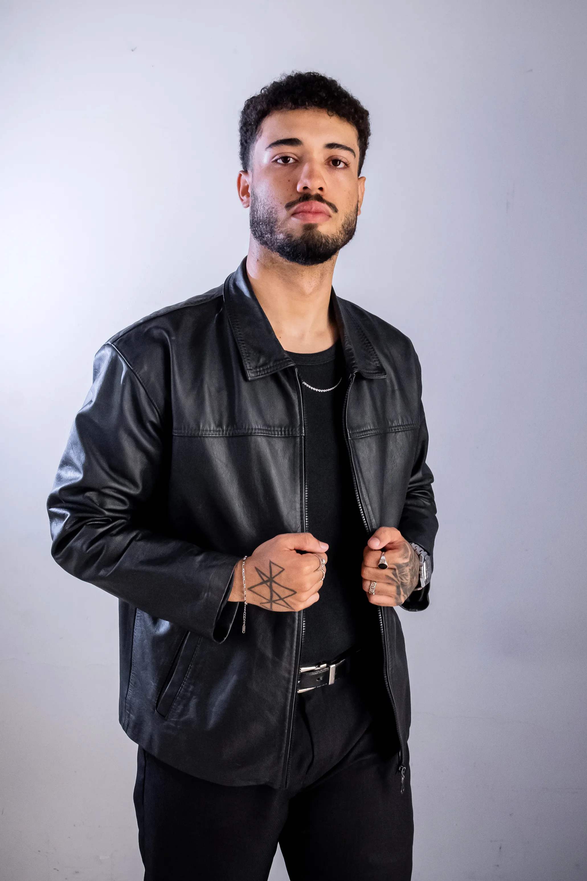Vinícius Magalhães posando com jaqueta preta