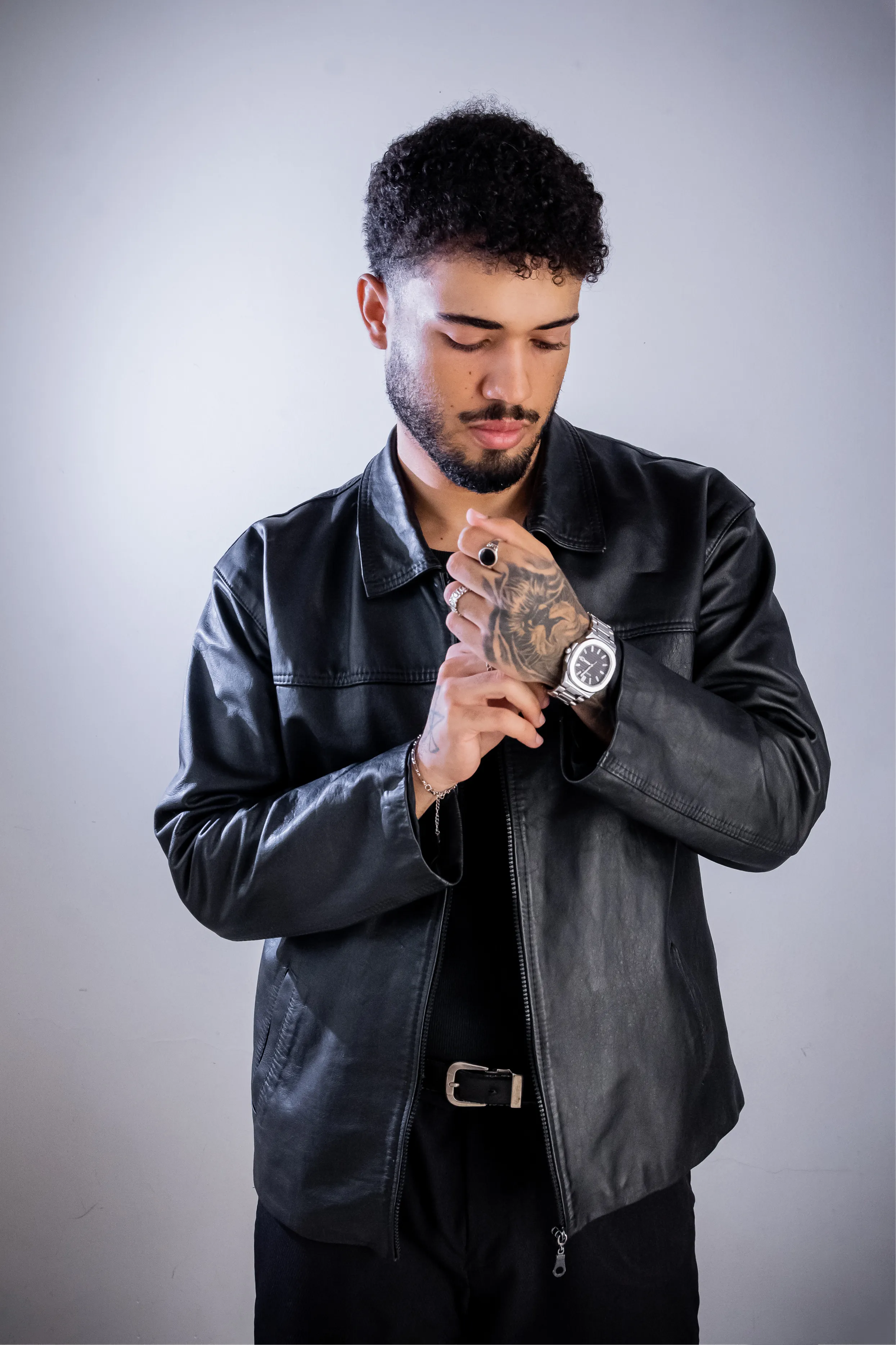 Vinícius Magalhães em retrato com jaqueta de couro