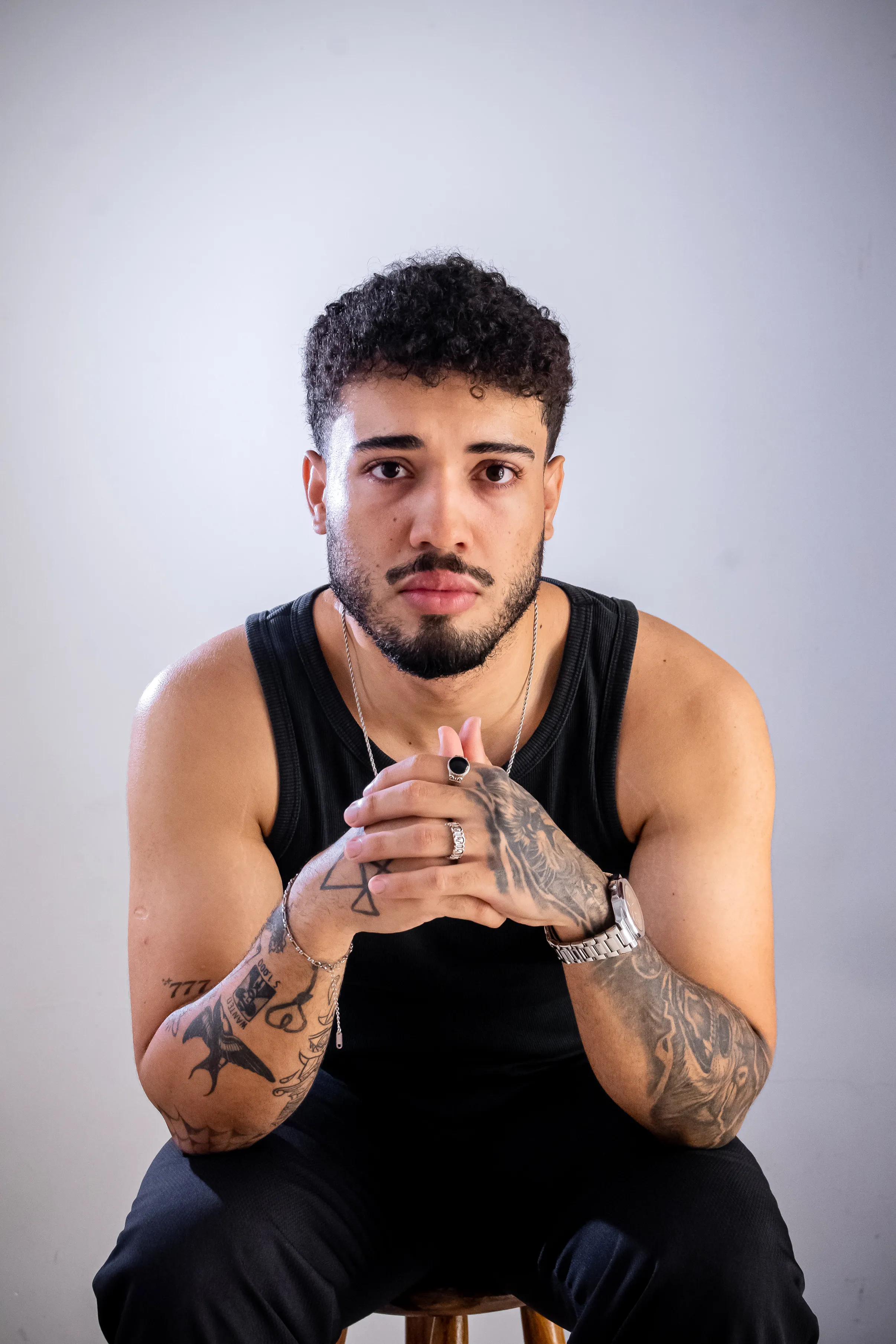 Vinícius Magalhães sentado em retrato de ensaio
