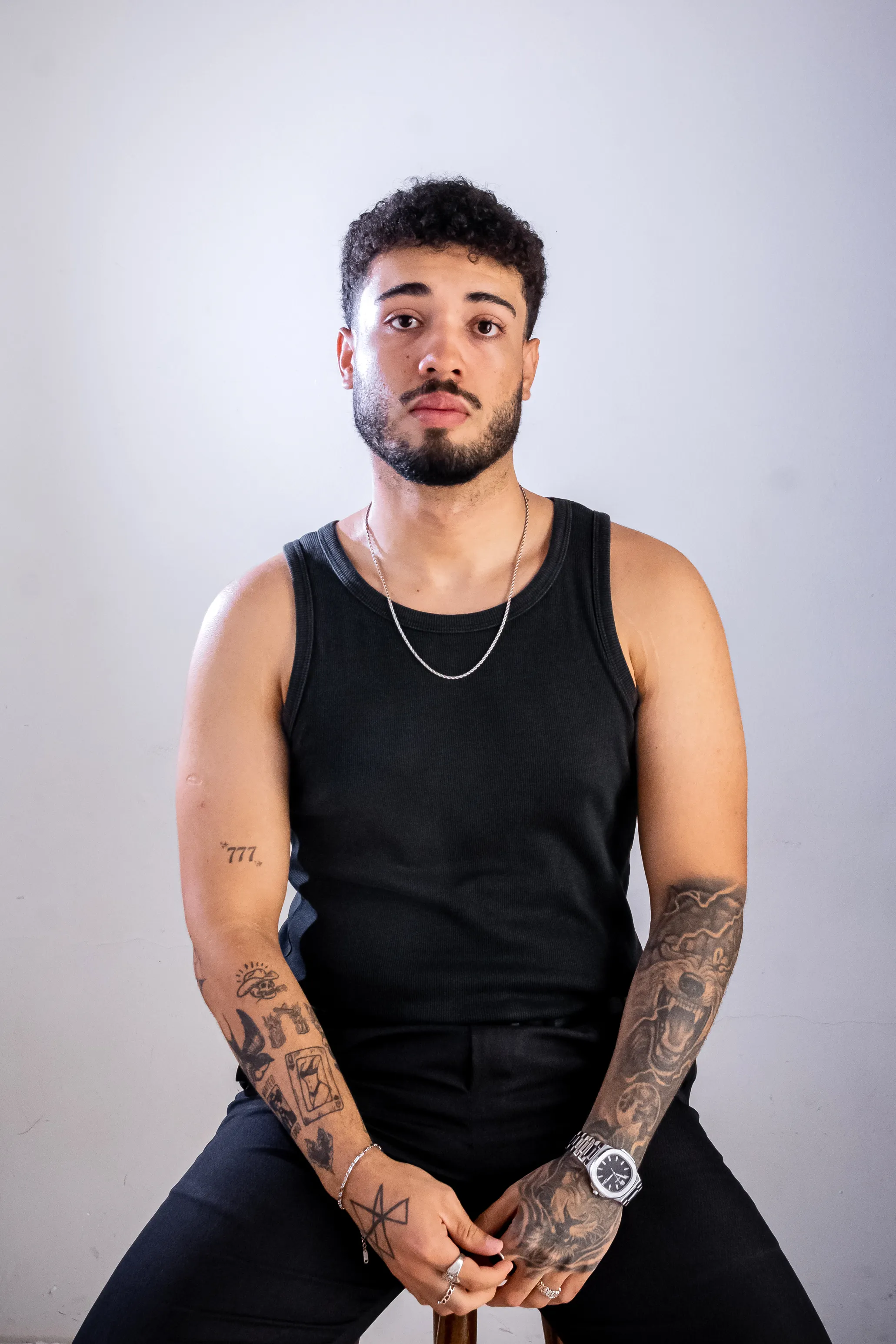 Vinícius Magalhães sentado em retrato frontal